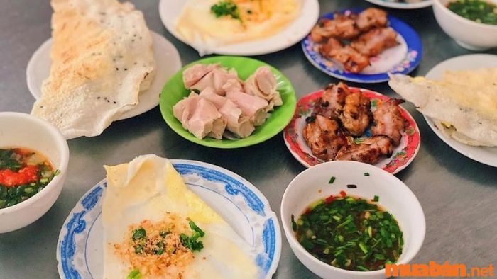 Bánh đập là sự kết hợp tuyệt vời giữa bánh tráng nướng giòn và bánh ướt nóng hổi