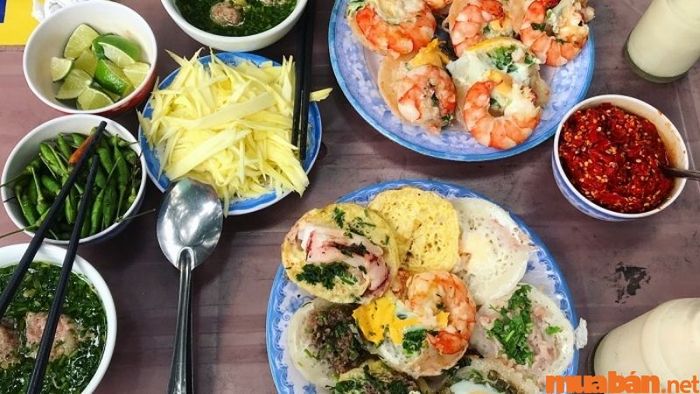Bánh căn Nha Trang thường được làm với nhân trứng, tôm, mực tươi ngon