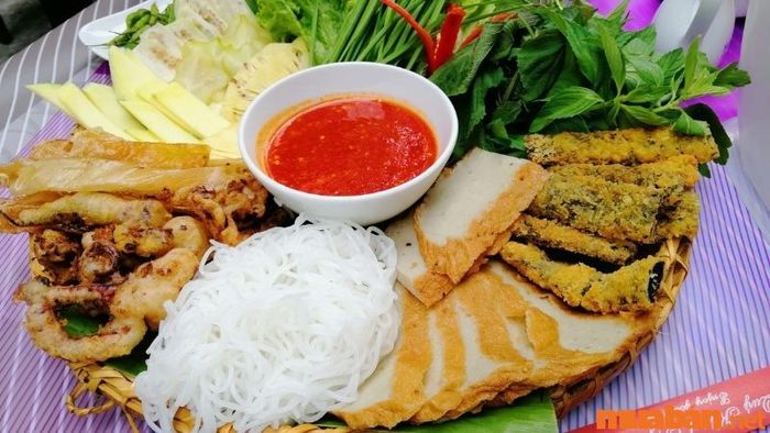 Chả cá cuốn bánh tráng, được thưởng thức cùng nước mắm chua ngọt đậm đà, tạo nên hương vị khó quên