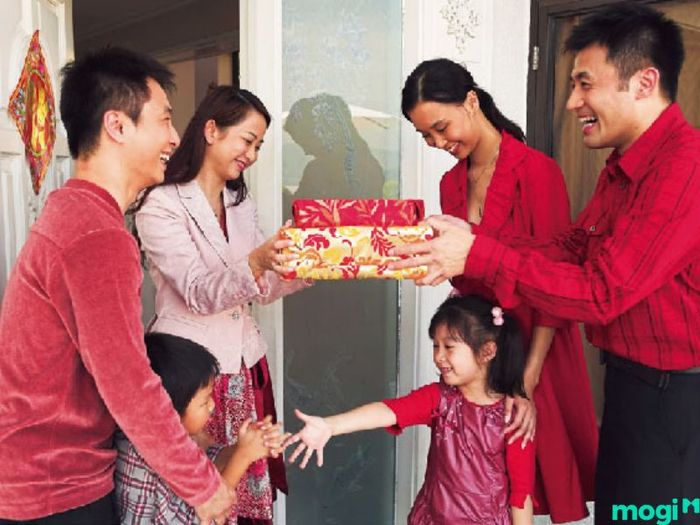 Có thể tự xông đất cho gia đình mình không?