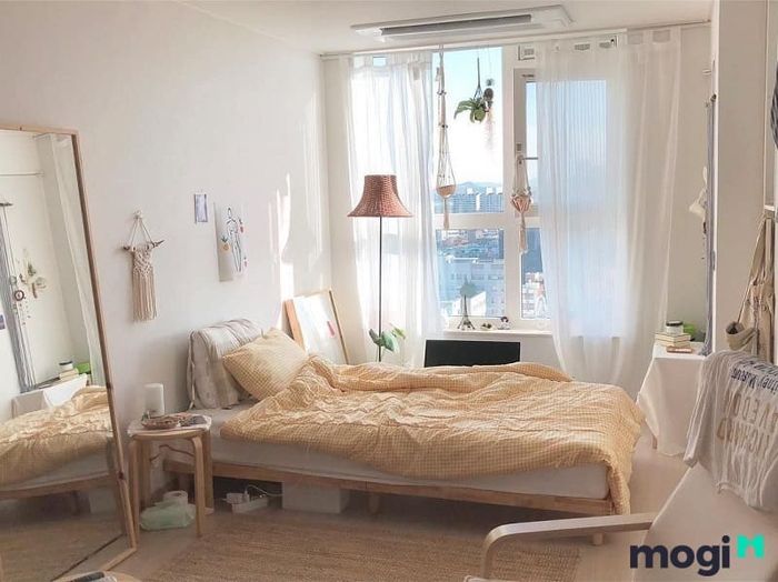 Phòng ngủ được trang trí theo phong cách Hàn Quốc sẽ mang đến sự nhẹ nhàng và tối giản, rất phù hợp với không gian nhỏ.