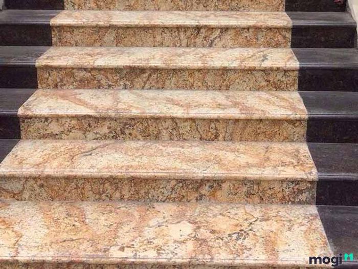 Gia chủ mệnh Kim nên chọn bậc có màu nâu đất, vàng,...