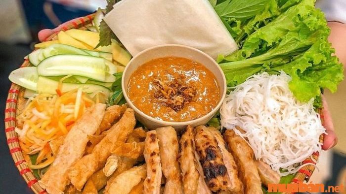 Nem nướng là món ăn đặc sản thu hút nhiều du khách đến Nha Trang