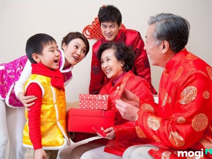 Có thể tự xông đất cho gia đình mình không?