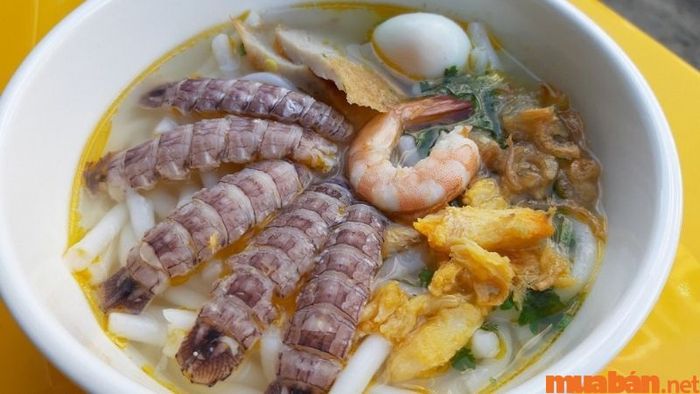 Ăn gì ở Nha Trang? Bánh canh tôm tít là một món đặc sản nổi bật của thành phố biển xinh đẹp này