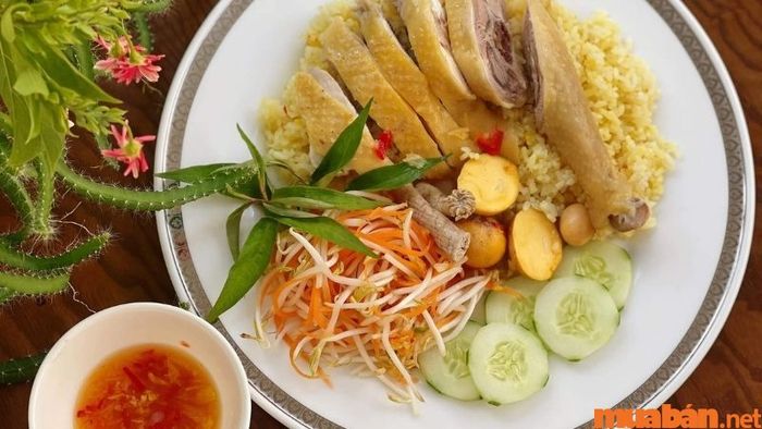 Cơm gà Nha Trang – món ăn dân dã với cơm vàng thơm và thịt gà ngọt mềm, một món ăn không thể bỏ qua khi đến Nha Trang.