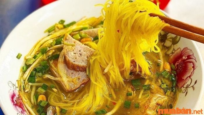 Mì Quảng sẽ chinh phục bạn ngay từ lần thử đầu tiên với hương vị đậm đà và đặc biệt của món ăn này