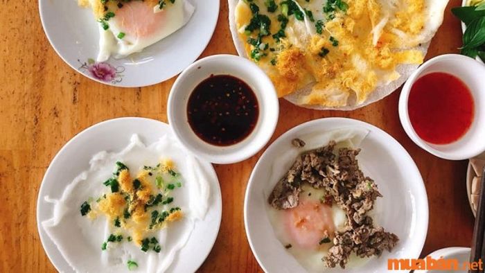Bánh ướt Diên Khánh được làm từ bột gạo, phết mỡ hành và ruốc tôm, tạo nên món ăn không thể quên
