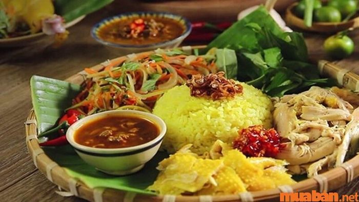 Cơm gà Nha Trang với hạt cơm vàng óng, thơm lừng, là một món ăn hấp dẫn du khách mọi miền.
