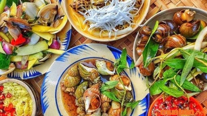 Ốc Nha Trang tươi ngon, thưởng thức cùng nước chấm hải sản đậm đà sẽ khiến bạn không thể quên.