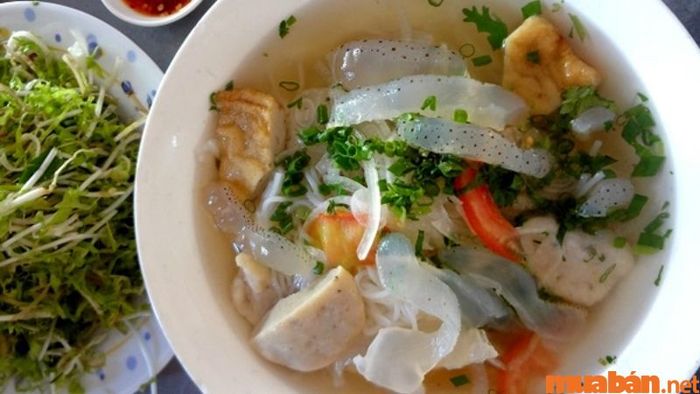 Một món ăn đặc sản của Nha Trang mà bạn nhất định phải thưởng thức là bún sứa