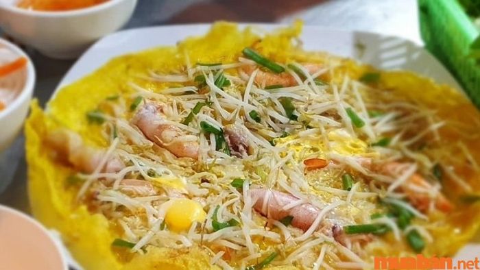 Bánh xèo tôm mực tại Nha Trang là món ăn bạn không thể bỏ qua