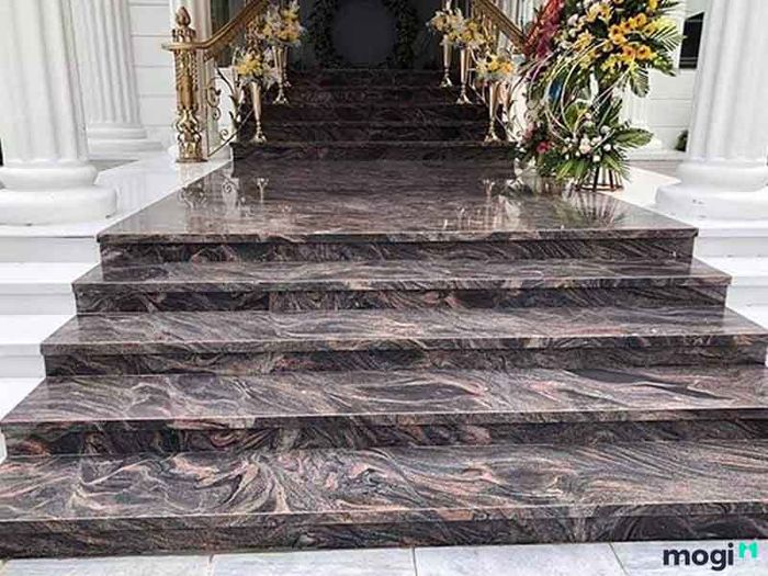 Mẫu bậc tam cấp ốp đá granite với vân tự nhiên đẹp mắt