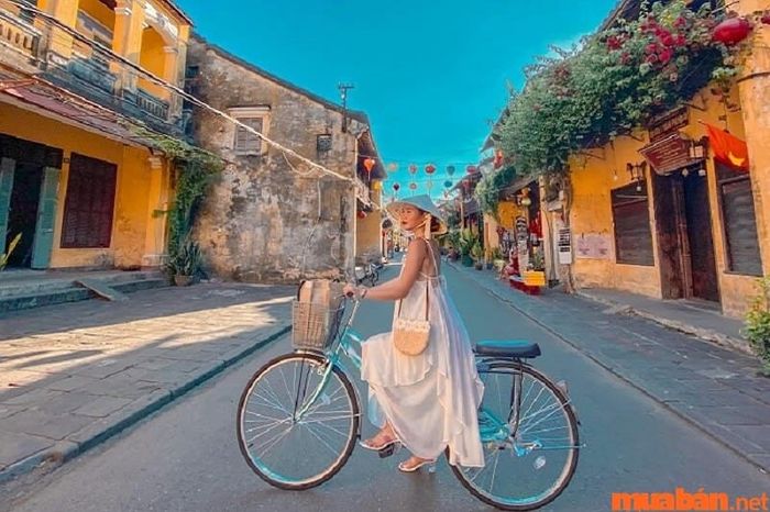 Khám phá phố cổ Hội An bằng xe đạp, hòa mình vào không gian thanh bình nơi đây.