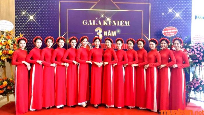 Nhân viên khánh tiết cần duy trì nụ cười tươi và luôn thể hiện thái độ niềm nở, thân thiện.
