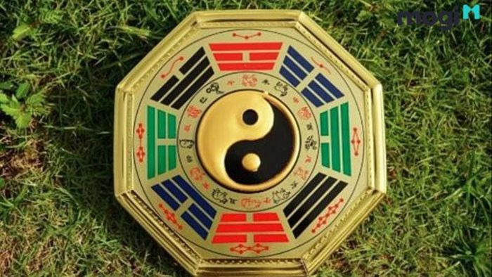 Gương bát quái có thể giúp hóa giải những hướng nhà không thuận lợi, bảo vệ gia đình khỏi những tác động tiêu cực.