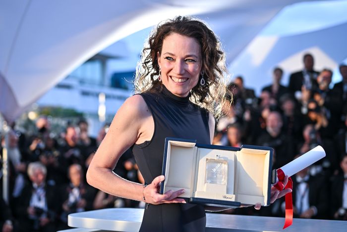 Coralie Fargeat vừa là đạo diễn, vừa là biên kịch của Thần Dược