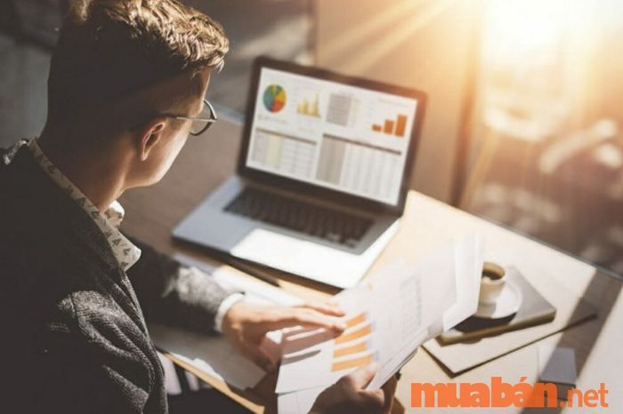 Theo dõi thời gian làm việc của nhân viên là một phần quan trọng trong việc đánh giá hiệu quả công việc. Việc này giúp tính toán vòng đời trung bình của nhân viên, dựa trên tổng số thời gian làm việc của họ so với tổng thời gian làm việc của toàn bộ nhân viên trong công ty.