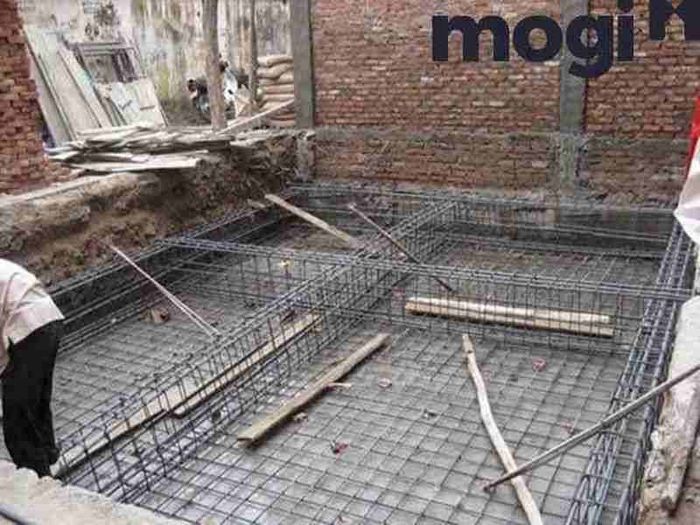 Móng nhà sâu thường được áp dụng trong các trường hợp nền đất yếu, cần phải sử dụng các biện pháp gia cố như cọc bê tông hay cừ tràm.