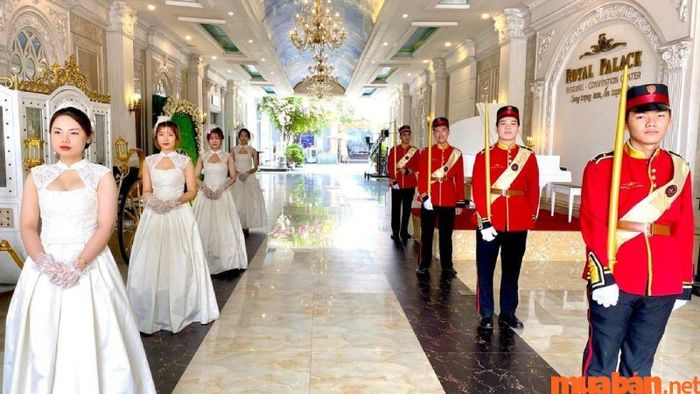 Nhân viên khánh tiết là những người đảm nhận vai trò đón tiếp khách mời và dẫn dắt tại các sự kiện như hội nghị, tiệc cưới, hoặc các buổi lễ quan trọng.