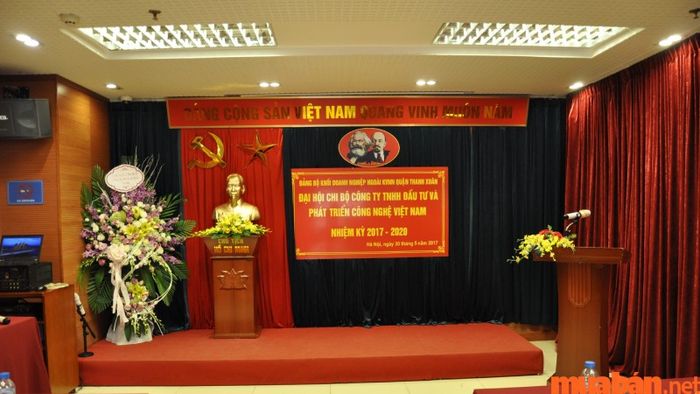 Khánh tiết hội nghị là công việc đón tiếp các đại biểu tham dự khi tổ chức các cuộc họp quan trọng, giúp buổi hội nghị trở nên chuyên nghiệp và trang trọng.