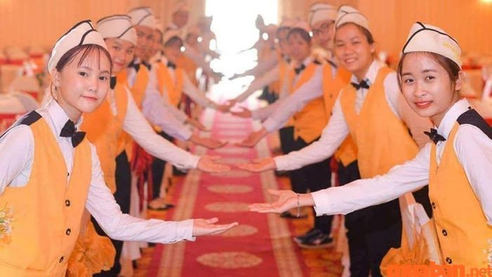Khi làm khánh tiết, bạn sẽ có cơ hội học hỏi cách giao tiếp, giải quyết tình huống và làm việc nhóm một cách chuyên nghiệp.