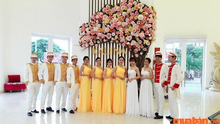 Đội ngũ khánh tiết cần có sự chỉn chu và đồng đều về ngoại hình, tạo ấn tượng tốt với khách mời ngay từ cái nhìn đầu tiên.