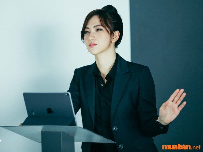 Quy tắc trang phục của diễn giả là gì? Diễn giả cần linh hoạt trong việc thay đổi trang phục để luôn phù hợp với hoàn cảnh.