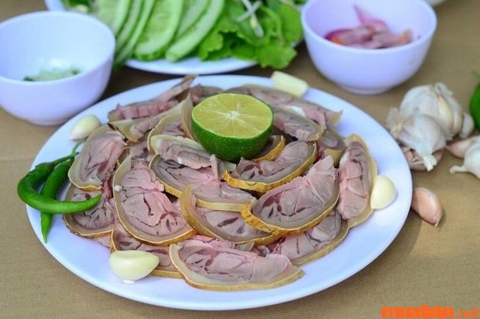 Bê thui Cầu Mống - đặc sản Đà Nẵng nổi tiếng.