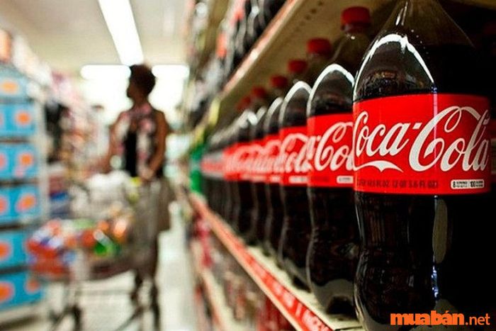 Chính sách hợp lý của Coca Cola đã thúc đẩy các cửa hàng bán lẻ tích cực nhập hàng và tiêu thụ sản phẩm của hãng.