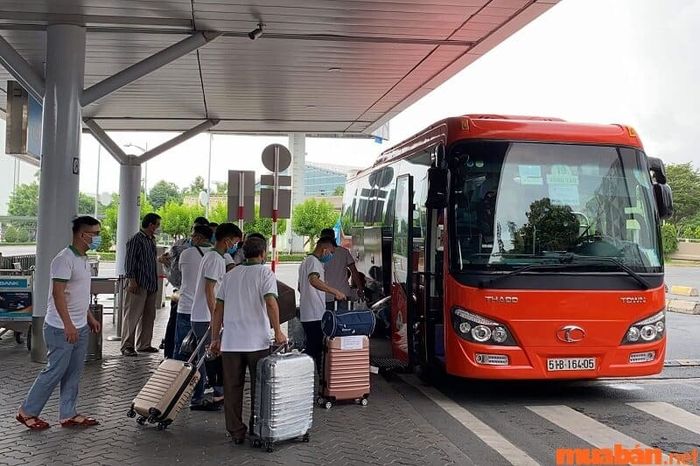 Di chuyển bằng xe khách là sự lựa chọn tiết kiệm và thuận tiện cho nhiều du khách đi Đà Nẵng.