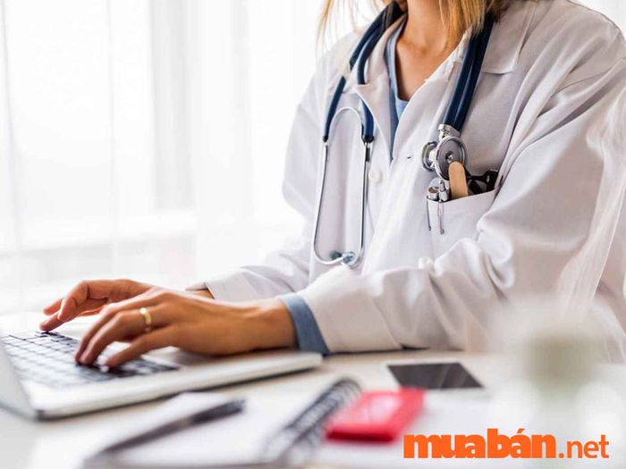 Một trong những nhiệm vụ quan trọng của y sĩ là quản lý các công việc hành chính tại văn phòng.