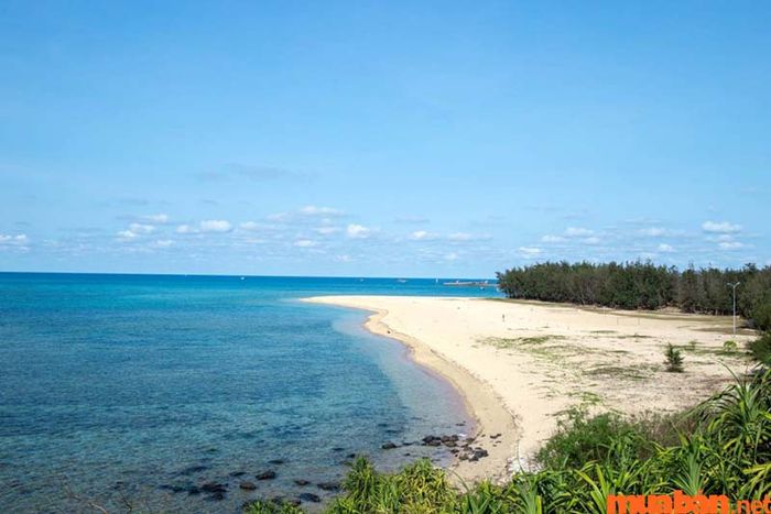 Vịnh Triều Dương là một trong những bãi biển đẹp nhất Việt Nam, nơi bạn có thể thưởng thức những món hải sản tươi ngon và giá cả phải chăng.
