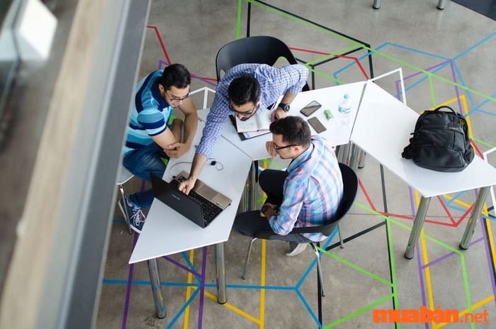 Mức thu nhập trong ngành thiết kế thời trang - Chuyên viên PR & Marketing thời trang