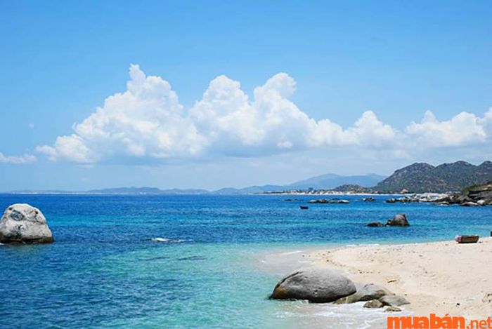 Biển Sầm Sơn là một trong những bãi biển đẹp nhất Việt Nam, thu hút đông đảo du khách mỗi năm.
