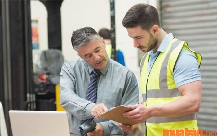 Procurement Manager có trách nhiệm giải quyết các khiếu nại liên quan đến chất lượng hàng hóa
