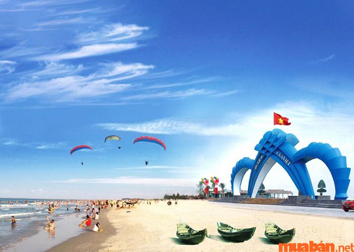 Cửa Việt được coi là một trong những bãi biển đẹp nhất Việt Nam, nổi bật với không gian yên bình và cảnh vật trong lành, nằm ở miền Trung đầy quyến rũ.