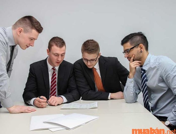 Khả năng lãnh đạo là cần thiết để bạn kết nối và điều phối công việc giữa các nhân viên trong nhóm.