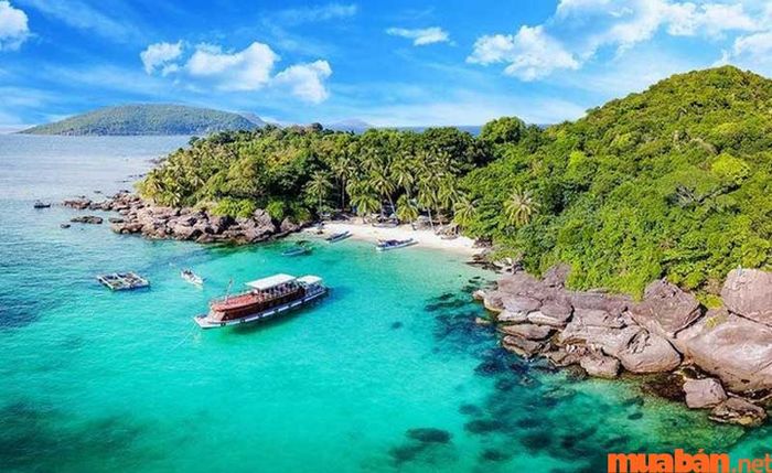 Côn Đảo là một trong những bãi biển đẹp nhất Việt Nam, nổi bật với vẻ đẹp hoang sơ và những sự kiện lịch sử đặc biệt