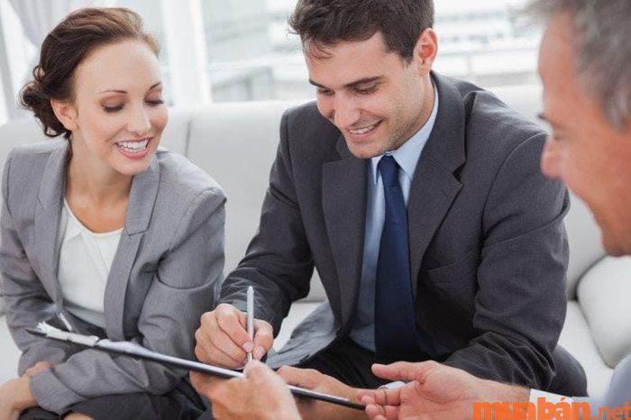 Procurement Manager cần thương lượng và ký kết hợp đồng với các đối tác cung cấp