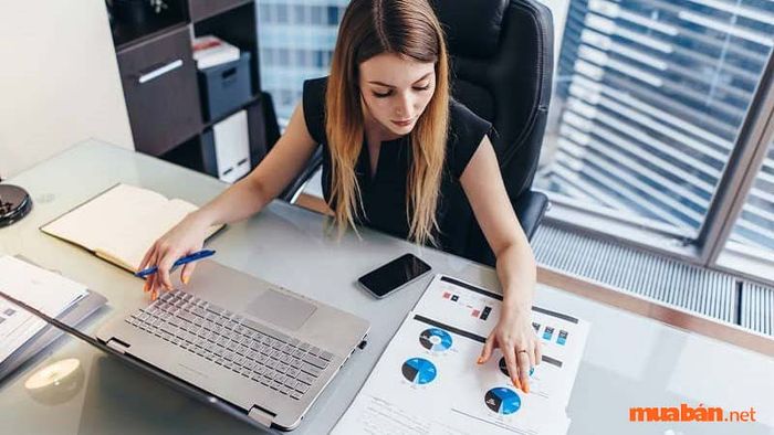 Giám đốc thu mua là người lãnh đạo toàn bộ hoạt động thu mua