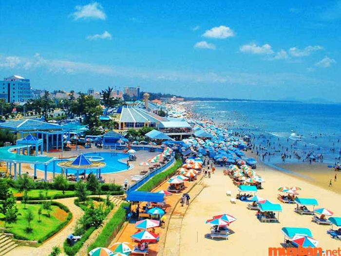 Biển Sầm Sơn là một trong những bãi biển đẹp nhất Việt Nam, thu hút đông đảo du khách đến tham quan mỗi năm.