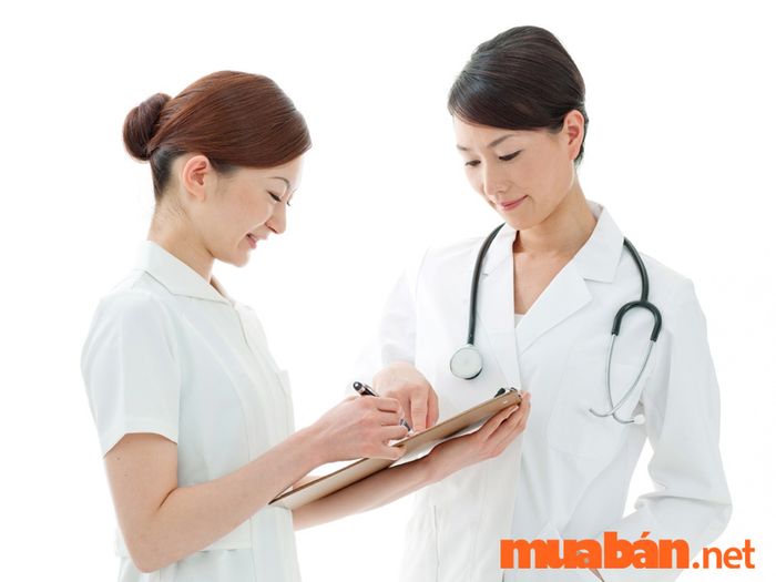 Mặc dù có sự tương đồng trong công việc, nhưng y sĩ và điều dưỡng là hai nghề hoàn toàn khác nhau, với mỗi nghề có những đặc thù riêng.