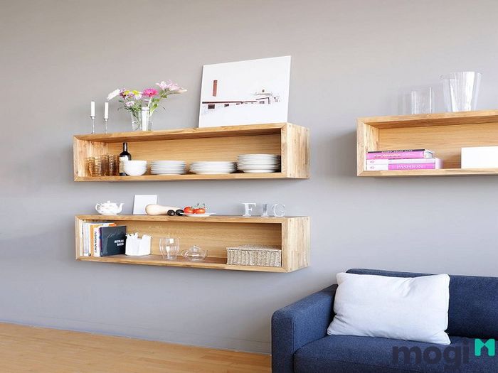 Kệ trang trí phòng khách là một phần không thể thiếu trong việc làm đẹp không gian. Nó vừa là nơi trưng bày những vật dụng yêu thích, vừa góp phần tạo điểm nhấn cho căn phòng.