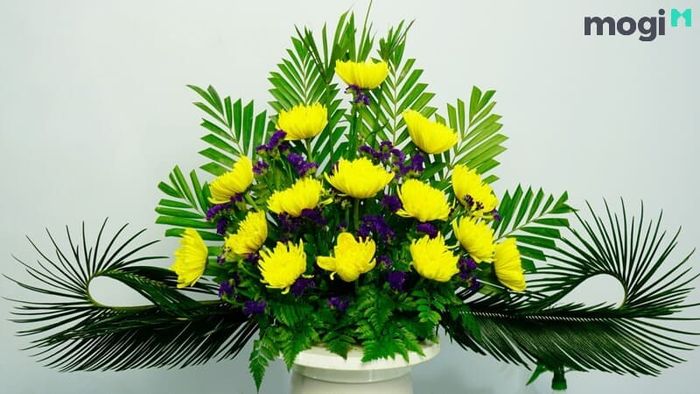 Thay nước cho hoa cúc thường xuyên giúp hoa giữ được vẻ tươi mới lâu hơn.