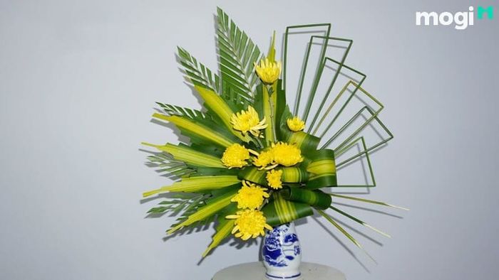 Để tránh vẻ đơn điệu, bạn nên kết hợp hoa cúc với các loại lá xanh để tạo sự sinh động cho bình hoa.