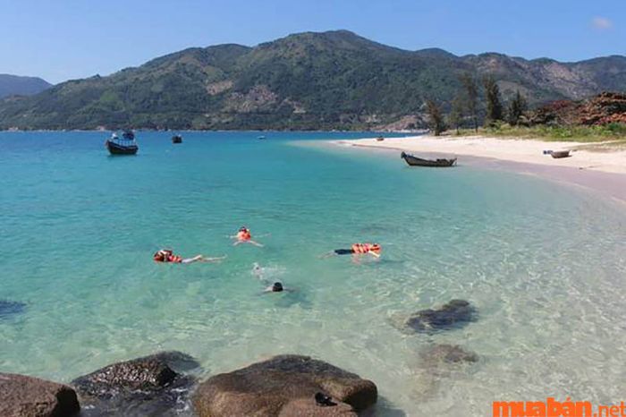 Phú Yên là một trong những bãi biển đẹp nhất Việt Nam, nơi có vẻ đẹp hoang sơ và thiên nhiên tuyệt vời.