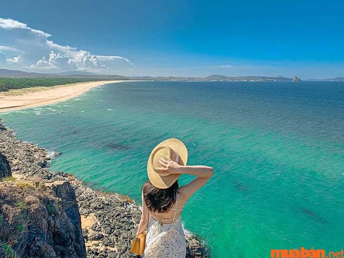 Biển Phú Yên, với những bãi biển hoang sơ, là điểm đến lý tưởng cho những ai yêu thích sự yên bình và khám phá thiên nhiên.