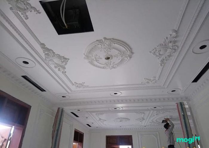 Trần xi măng rất thích hợp cho không gian phòng khách, mang đến vẻ đẹp mộc mạc và gần gũi. Với khả năng chịu lực và độ bền cao, loại trần này là sự lựa chọn tiết kiệm cho những căn phòng rộng rãi.