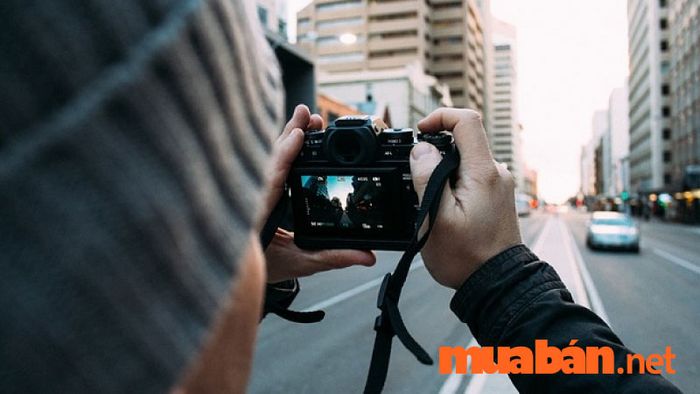 Photographer là một nghề liên quan đến việc chụp ảnh chuyên nghiệp, đóng vai trò quan trọng trong ngành truyền thông và nghệ thuật.